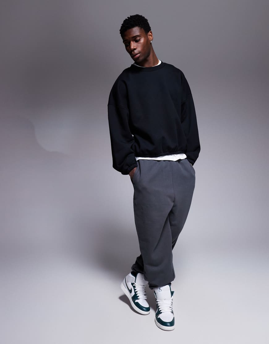 ASOS DESIGN - Schweres, kastenförmiges Premium-Sweatshirt in Schwarz mit extremem Oversize-Schnitt sowie elastischen Bündchen und Saum, 400 g/m² von ASOS DESIGN