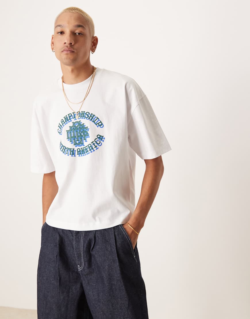 ASOS DESIGN - Schweres, kastig geschnittenes T-Shirt in Weiß mit Athleisure-Aufdruck von ASOS DESIGN