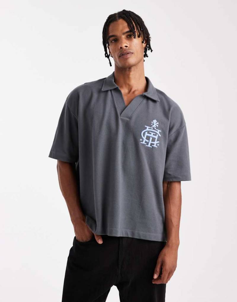 ASOS DESIGN - Schweres, kastiges Oversize-Polohemd aus Pikee in Anthrazit mit überschnittenen Schultern und Logo-Stickerei-Grau von ASOS DESIGN