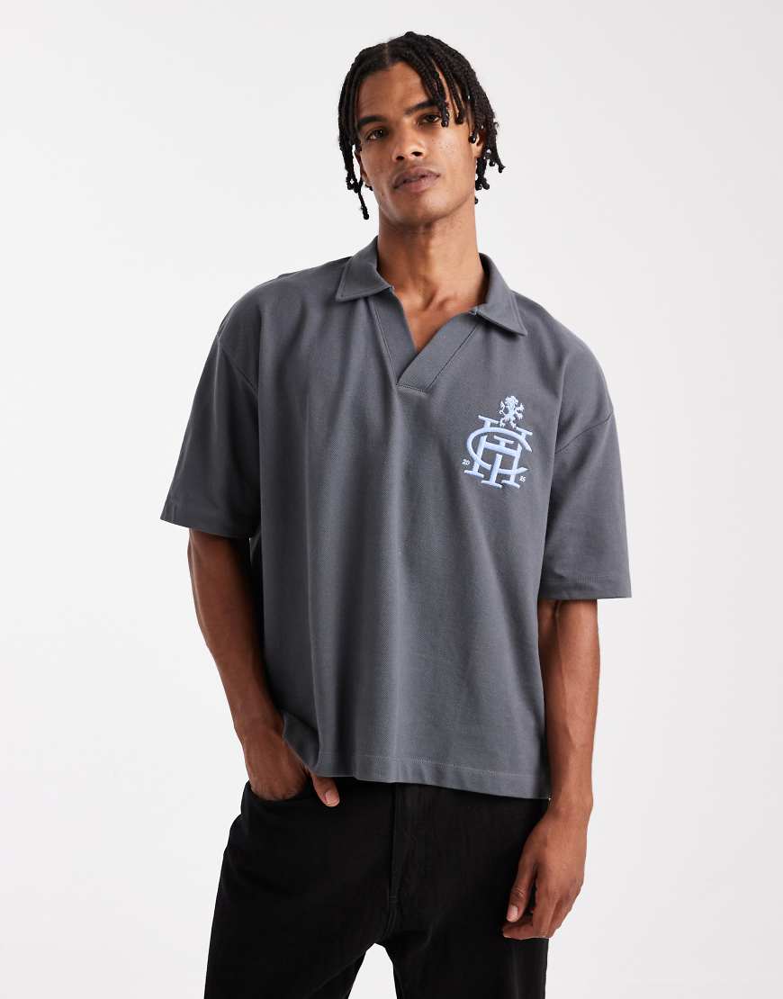 ASOS DESIGN - Schweres, kastiges Oversize-Polohemd aus Pikee in Anthrazit mit überschnittenen Schultern und Logo-Stickerei-Grau von ASOS DESIGN