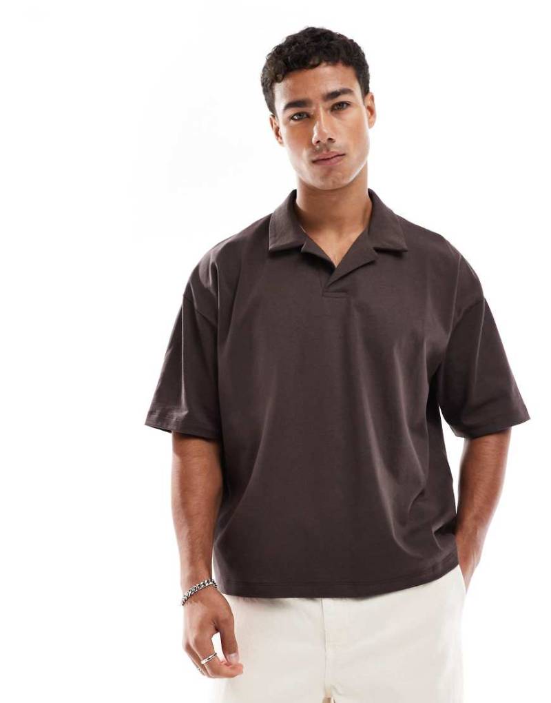 ASOS DESIGN - Schweres, kastiges Oversize-Polohemd in Braun mit Reverskragen ASOS DESIGN - Schweres, kastiges Oversize-Polohemd in Braun mit Reverskragen von ASOS DESIGN