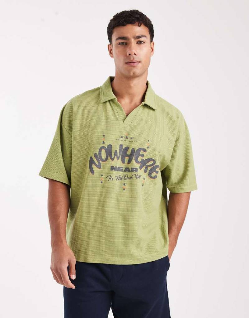 ASOS DESIGN - Schweres, kastiges Oversize-Polohemd in Grün mit Struktur und Textgrafik von ASOS DESIGN