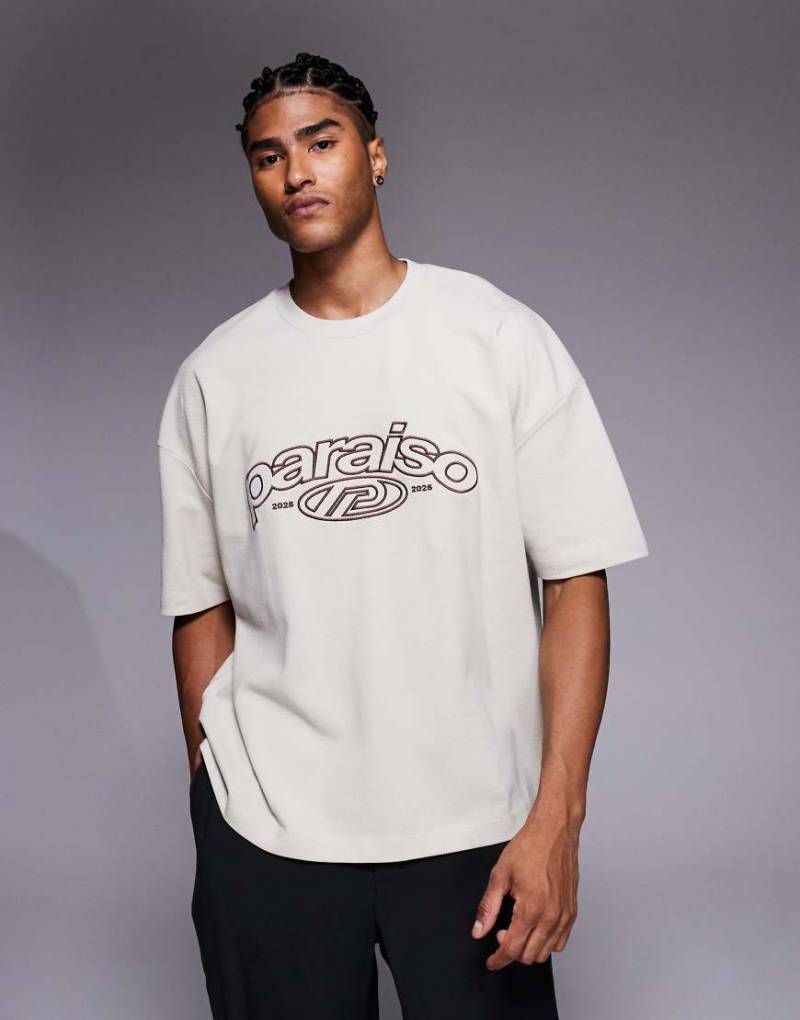 ASOS DESIGN - Schweres, kastiges Oversize-T-Shirt aus Pikee in Beige mit Waffelstruktur, überschnittenen Schultern und Textstickerei-Neutral von ASOS DESIGN