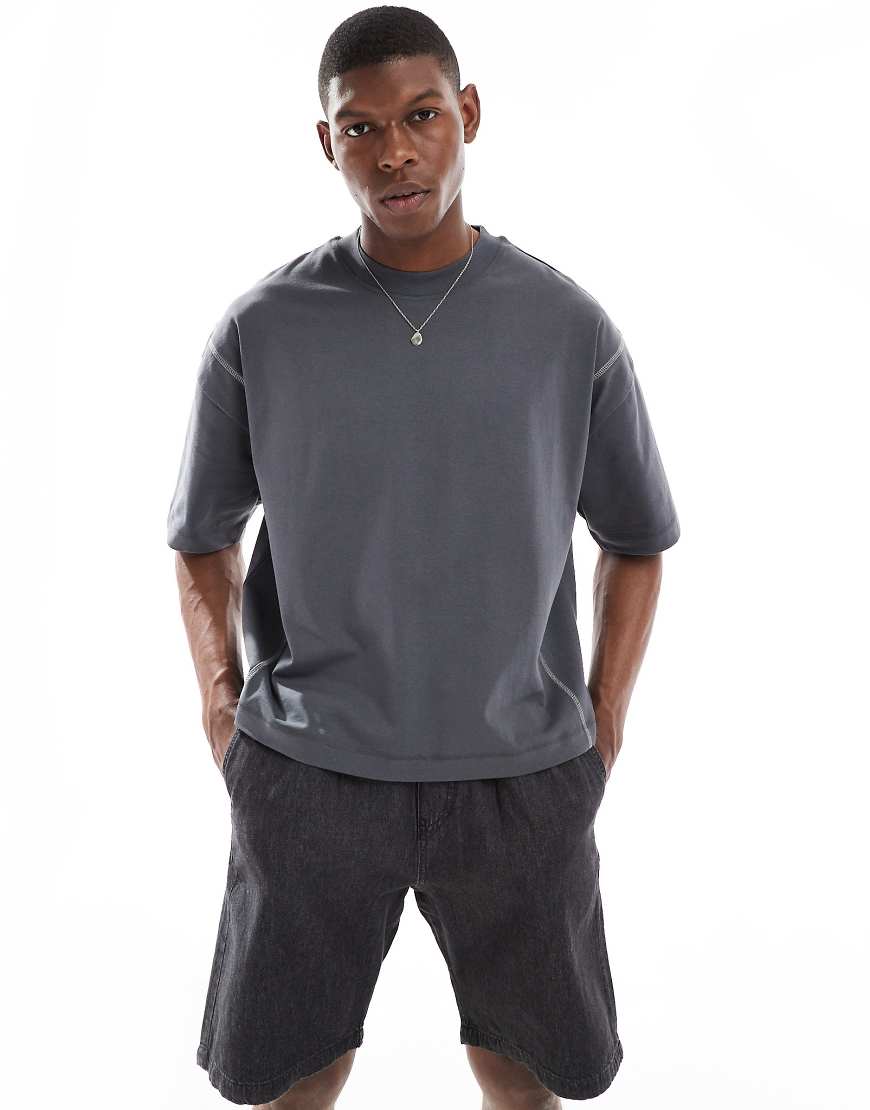 ASOS DESIGN - Schweres, kastiges Oversize-T-Shirt in Anthrazit mit Kontrastnaht-Grau von ASOS DESIGN