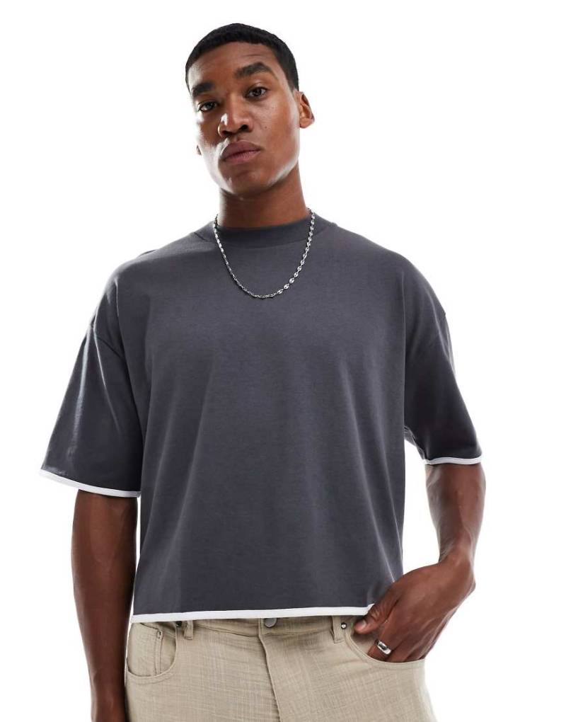 ASOS DESIGN - Schweres, kastiges Oversize-T-Shirt in Anthrazit mit weißer Kontrasteinfassung-Grau von ASOS DESIGN