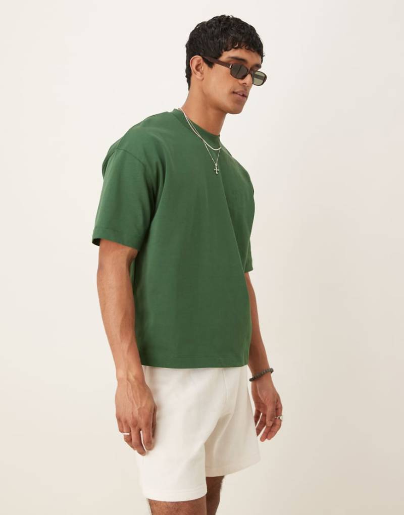 ASOS DESIGN - Schweres, kastiges Oversize-T-Shirt in Grün mit überschnittenen Schultern von ASOS DESIGN