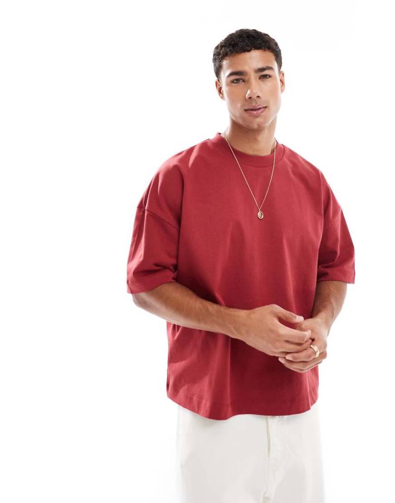 ASOS DESIGN - Schweres, kastiges Oversize-T-Shirt in Rot mit tief angesetzten Schultern von ASOS DESIGN