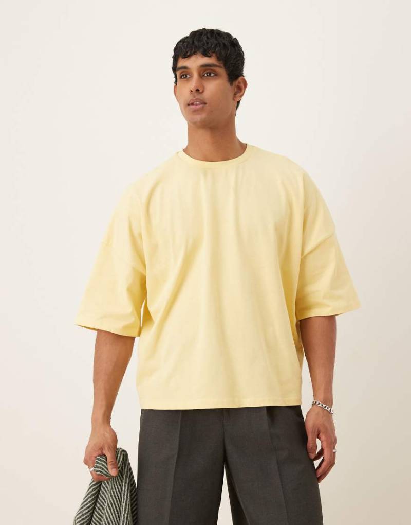 ASOS DESIGN - Schweres, kastiges Oversize-T-Shirt in Zitronengelb mit tief angesetzten Schultern von ASOS DESIGN