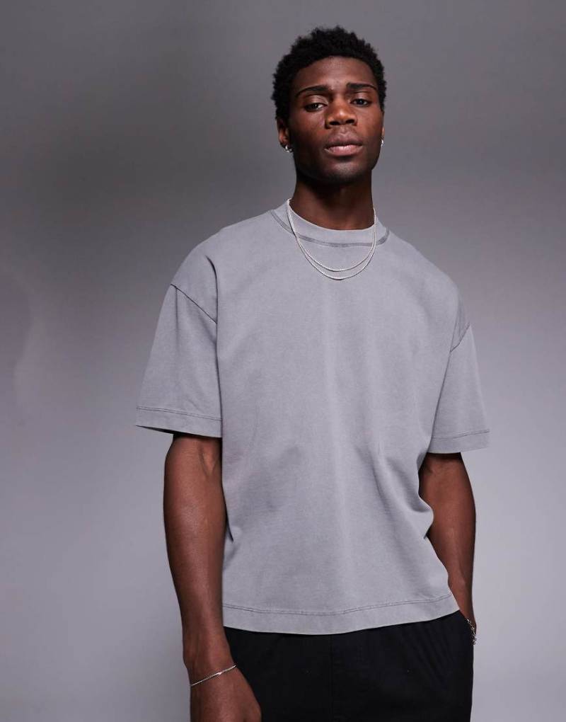 ASOS DESIGN - Schweres Oversize-T-Shirt mit Boxy-Passform in anthrazitfarbener Waschung mit überschnittenen Schultern-Grau von ASOS DESIGN