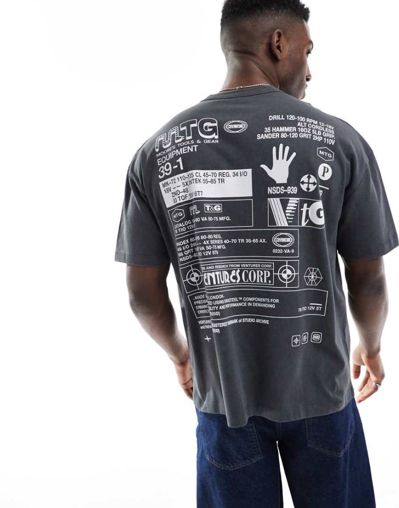 ASOS DESIGN - Schweres, kastiges Oversize-T-Shirt in verwaschenem Anthrazit mit Street-Grafikprint-Grau von ASOS DESIGN