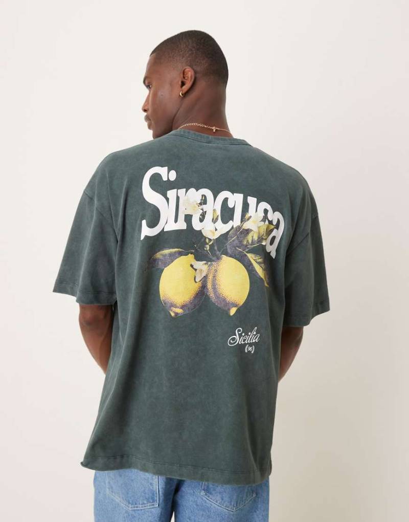ASOS DESIGN - Schweres, kastiges Oversize-T-Shirt in verwaschenem Grün mit Obst-Grafikprint von ASOS DESIGN