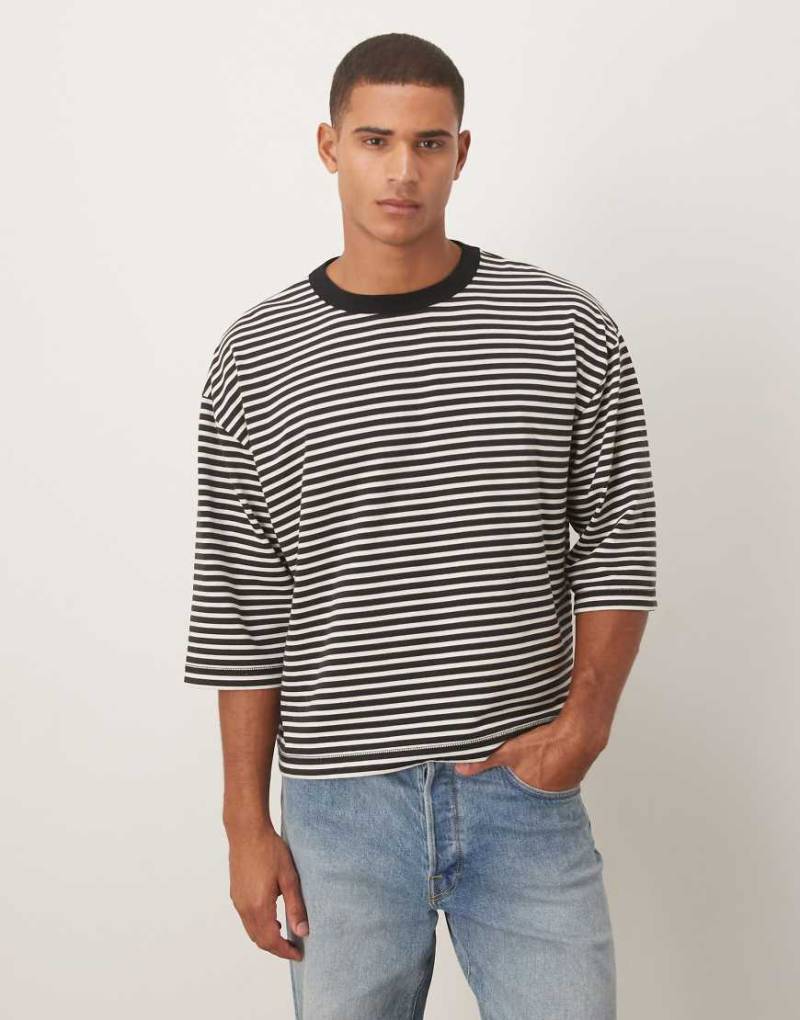 ASOS DESIGN - Schweres, kastiges Oversize-T-Shirt mit halblangen Ärmeln und Streifen in Schwarz und Weiß-Bunt von ASOS DESIGN