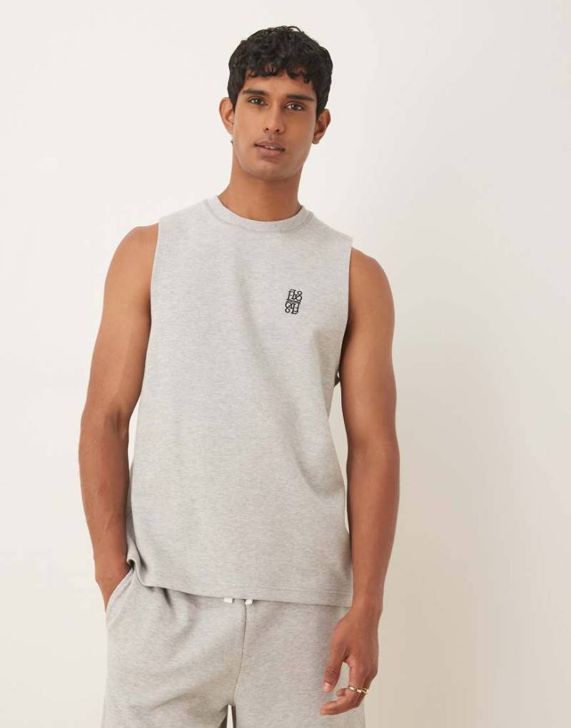 ASOS DESIGN - Schweres Relaxed-Fit-Loopback-Trägertop in meliertem Grau mit Stickerei von ASOS DESIGN