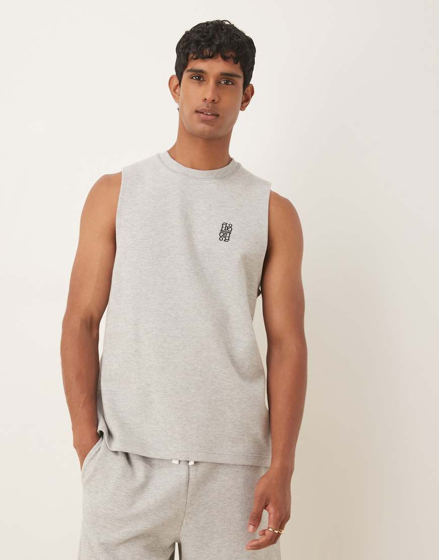 ASOS DESIGN - Schweres Relaxed-Fit-Loopback-Trägertop in meliertem Grau mit Stickerei von ASOS DESIGN