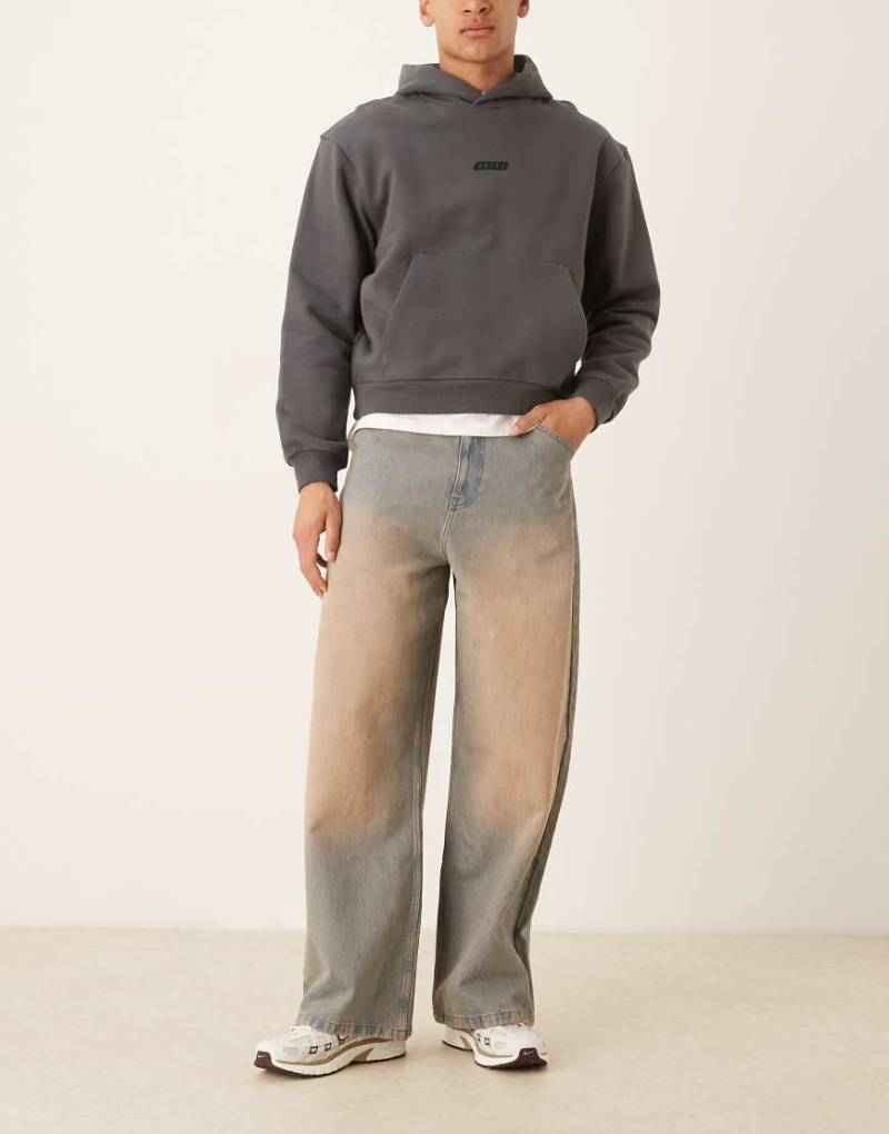 ASOS DESIGN - Superweite Jeans in mittelblauer Waschung mit starkem rotem Farbstich von ASOS DESIGN