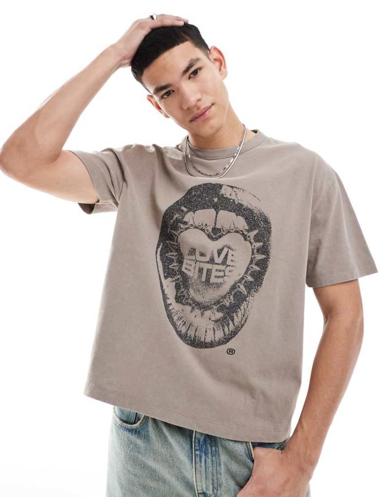 ASOS DESIGN - Kastiges, legeres T-Shirt aus schwerem Material in verwaschenem Grau mit Street-Grafikprint von ASOS DESIGN