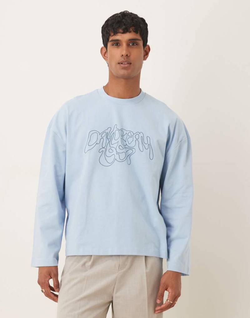 ASOS DESIGN - Schweres, langärmliges Oversize-Shirt in Blau mit kastigem Schnitt, tief angesetzten Schultern und Stickerei-Schriftzug von ASOS DESIGN