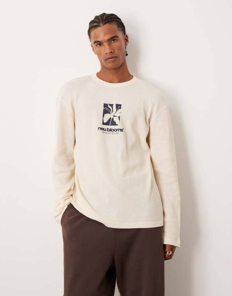 ASOS DESIGN - Schweres, langärmliges Oversize-T-Shirt in Creme mit Waffelstruktur und Grafik-Motiv-Neutral von ASOS DESIGN
