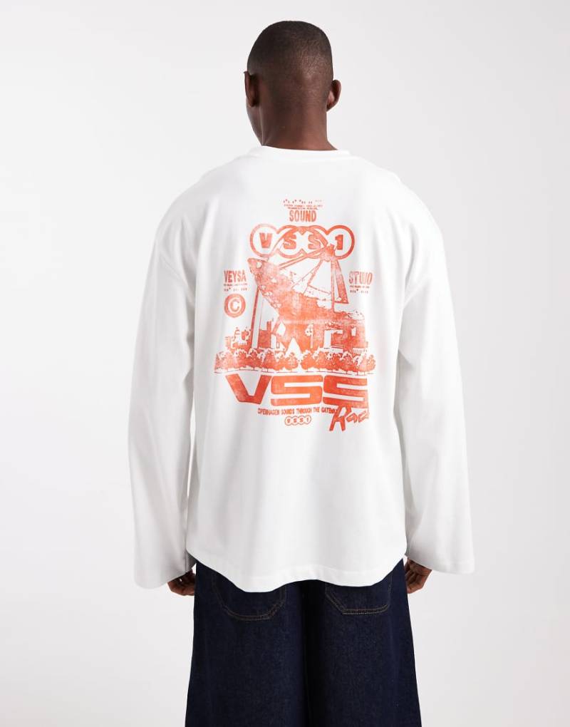 ASOS DESIGN - Schweres, langärmliges Oversize-T-Shirt in Cremeweiß mit Straßen-Grafikprint von ASOS DESIGN
