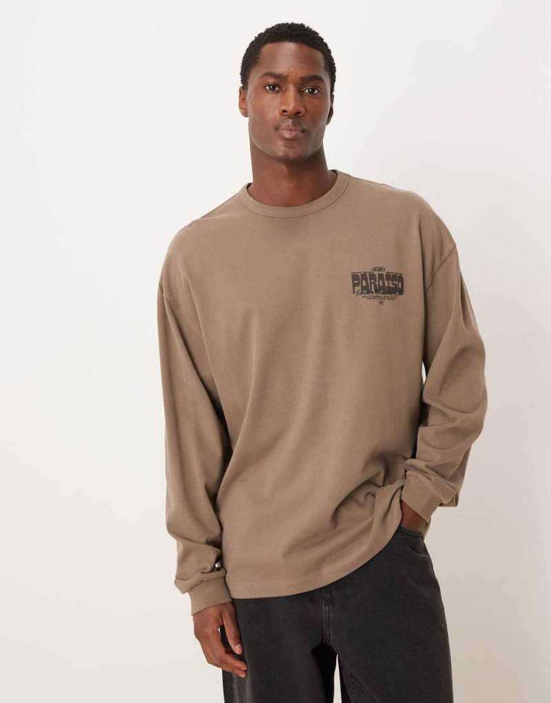 ASOS DESIGN - Schweres, langärmliges Relaxed-Fit-Shirt aus angerautem Stoff in Grau mit Textgrafik auf der Brust von ASOS DESIGN