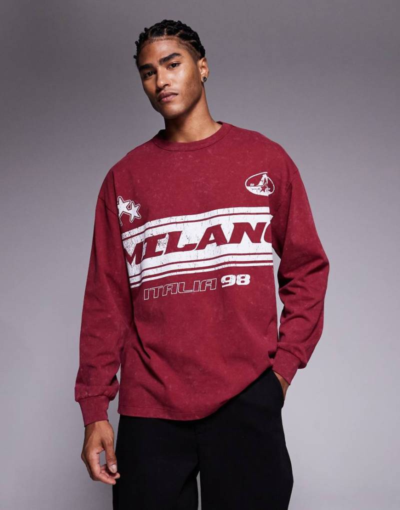 ASOS DESIGN - Schweres, langärmliges Relaxed-Fit-T-Shirt in verwaschenem Rot mit Milano-Sport-Grafikprint von ASOS DESIGN
