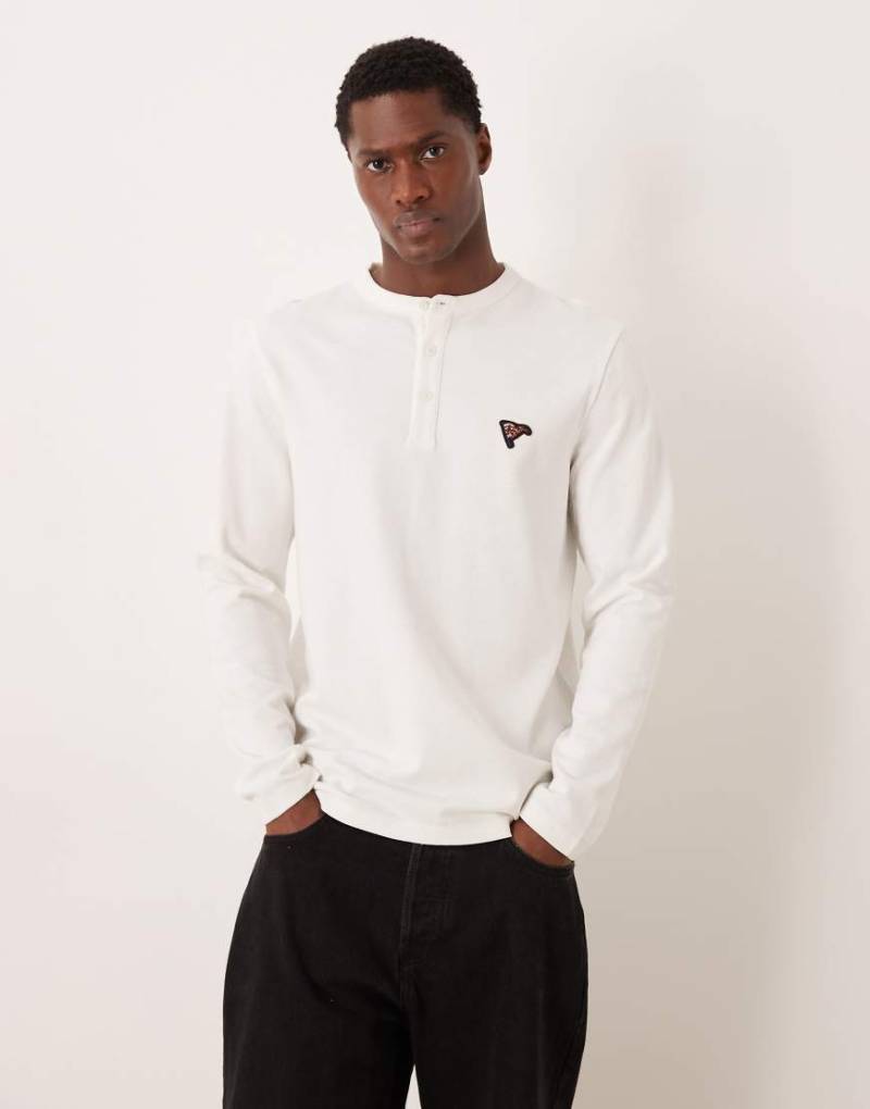 ASOS DESIGN - Schweres, langärmliges T-Shirt in strukturiertem Cremeweiß mit Stickerei auf der Brust von ASOS DESIGN