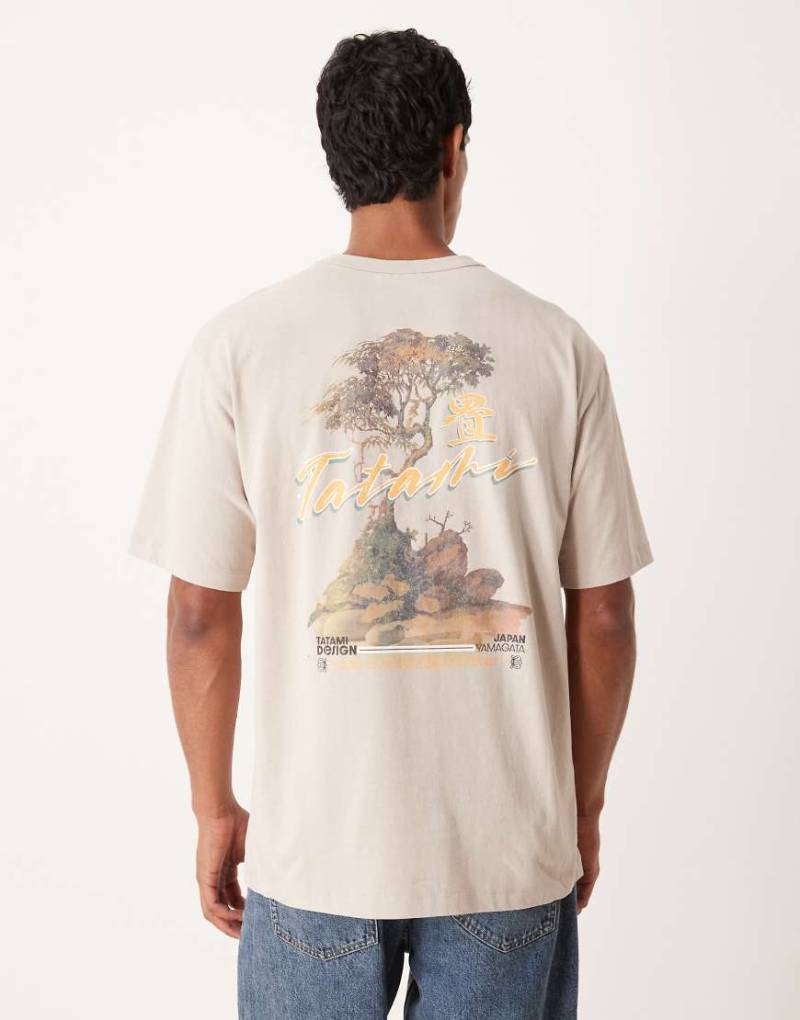 ASOS DESIGN - Schweres, locker geschnittenes T-Shirt in Beige mit Landschafts-Grafikprint-Neutral von ASOS DESIGN