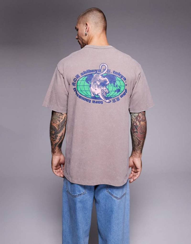 ASOS DESIGN - Schweres, locker geschnittenes T-Shirt in verwaschenem Braun mit Tiger-Grafikprint von ASOS DESIGN