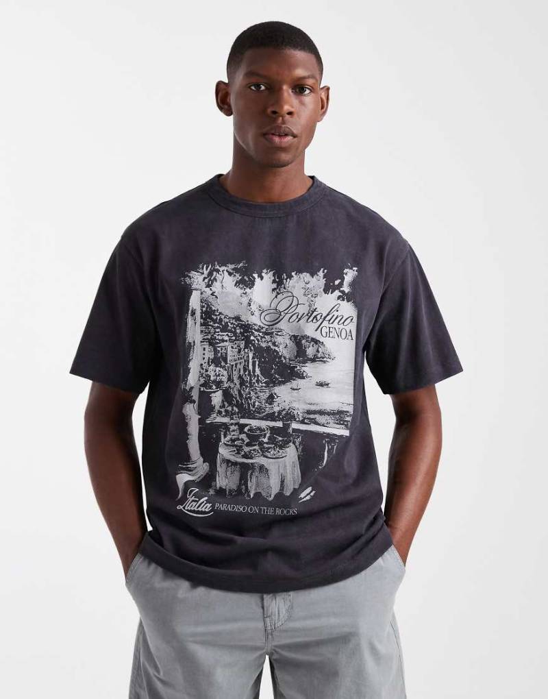 ASOS DESIGN - Schweres, locker geschnittenes T-Shirt in verwaschenem Schwarz mit szenischem Grafikprint von ASOS DESIGN