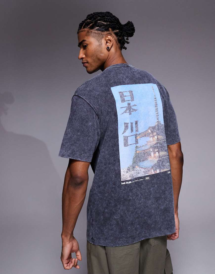 ASOS DESIGN - Schweres, locker geschnittenes T-Shirt in verwaschenem Schwarz mit szenischem Grafikprint ASOS DESIGN - Schweres, locker geschnittenes T-Shirt in verwaschenem Schwarz mit szenischem Grafikprint von ASOS DESIGN