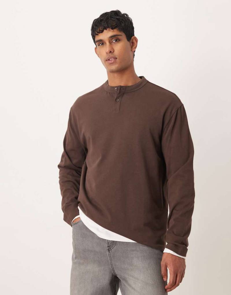 ASOS DESIGN - Schweres, lockeres, langärmliges T-Shirt aus weichem Stoff in Braun mit Henley-Ausschnitt-Brown von ASOS DESIGN