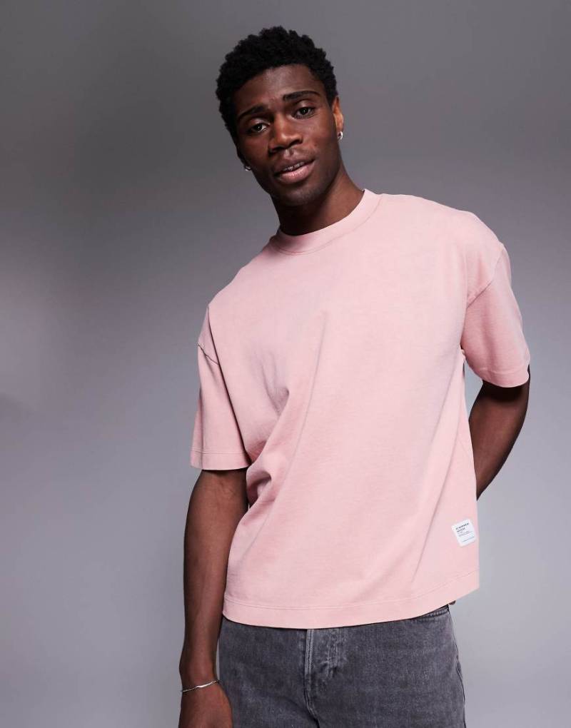 ASOS DESIGN - Schweres Boxy Fit Oversize-T-Shirt in rosa Waschung mit überschnittenen Schultern ASOS DESIGN - Schweres Boxy Fit Oversize-T-Shirt in rosa Waschung mit überschnittenen Schultern von ASOS DESIGN