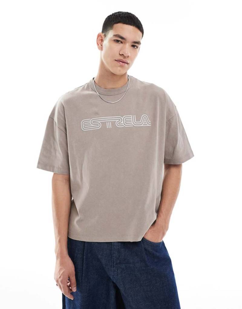 ASOS DESIGN - Schweres, kastiges Oversize-T-Shirt in verwaschenem Steinbeige mit gummierter Text-Grafik-Neutral von ASOS DESIGN