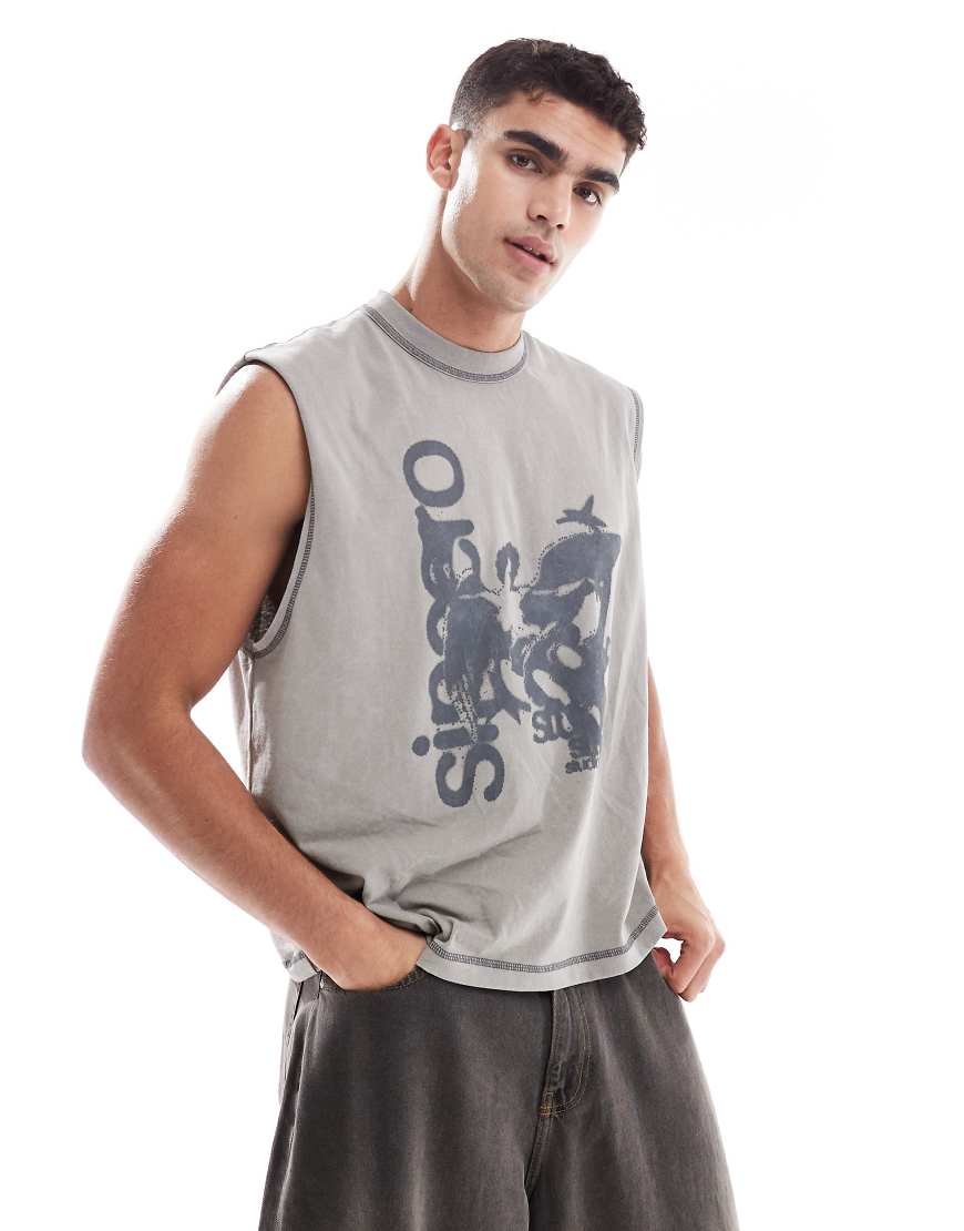 ASOS DESIGN - Schweres, kastiges Oversize-Tanktop in verwaschenem Grau mit Text-Grafikprint ASOS DESIGN - Schweres, kastiges Oversize-Tanktop in verwaschenem Grau mit Text-Grafikprint von ASOS DESIGN