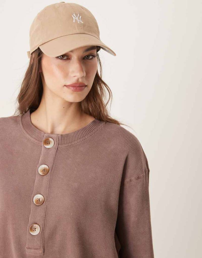 ASOS DESIGN - Schweres Langärmliges Henley-Oberteil in verwaschenem Braun mit Waffelstruktur von ASOS DESIGN