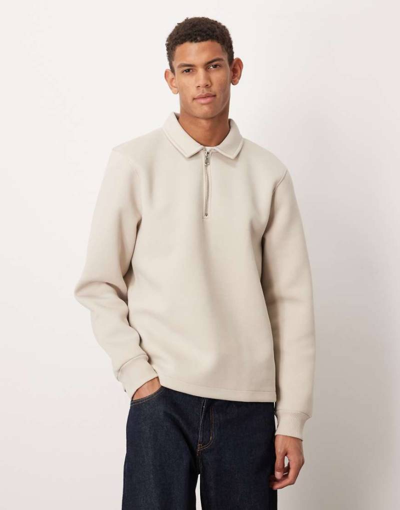 ASOS DESIGN - Schweres Oversize-Polo-Sweatshirt mit festem Saum in Neopren-Optik in Beige-Neutral von ASOS DESIGN