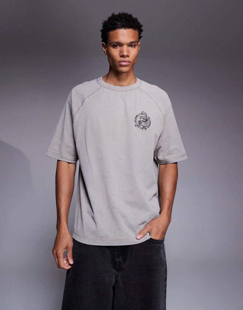 ASOS DESIGN - Schweres Oversize-T-Shirt aus Raglan in verwaschenem Khaki mit Grafikprint auf der Brust-Grün von ASOS DESIGN