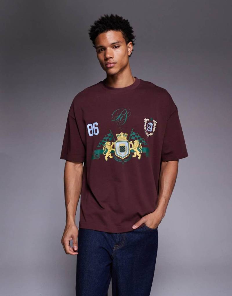 ASOS DESIGN - Schweres Oversize-T-Shirt in Burgunderrot mit Sport-Wappen am Rücken von ASOS DESIGN