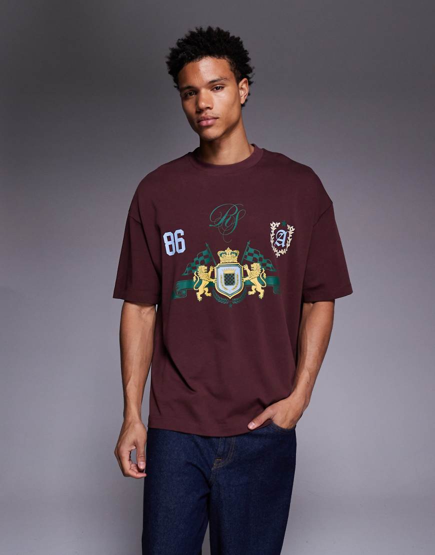 ASOS DESIGN - Schweres Oversize-T-Shirt in Burgunderrot mit Sport-Wappen am Rücken von ASOS DESIGN