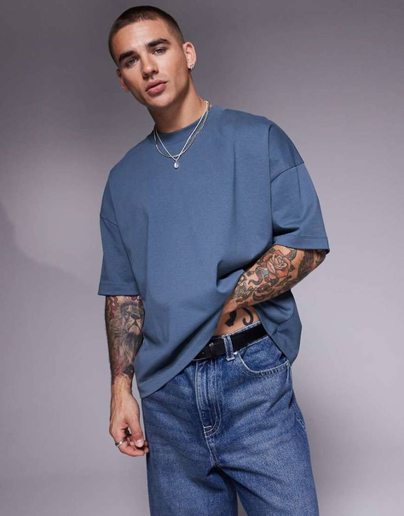 ASOS DESIGN - Schweres Oversize-T-Shirt in Anthrazit mit überschnittenen Schultern-Grau von ASOS DESIGN