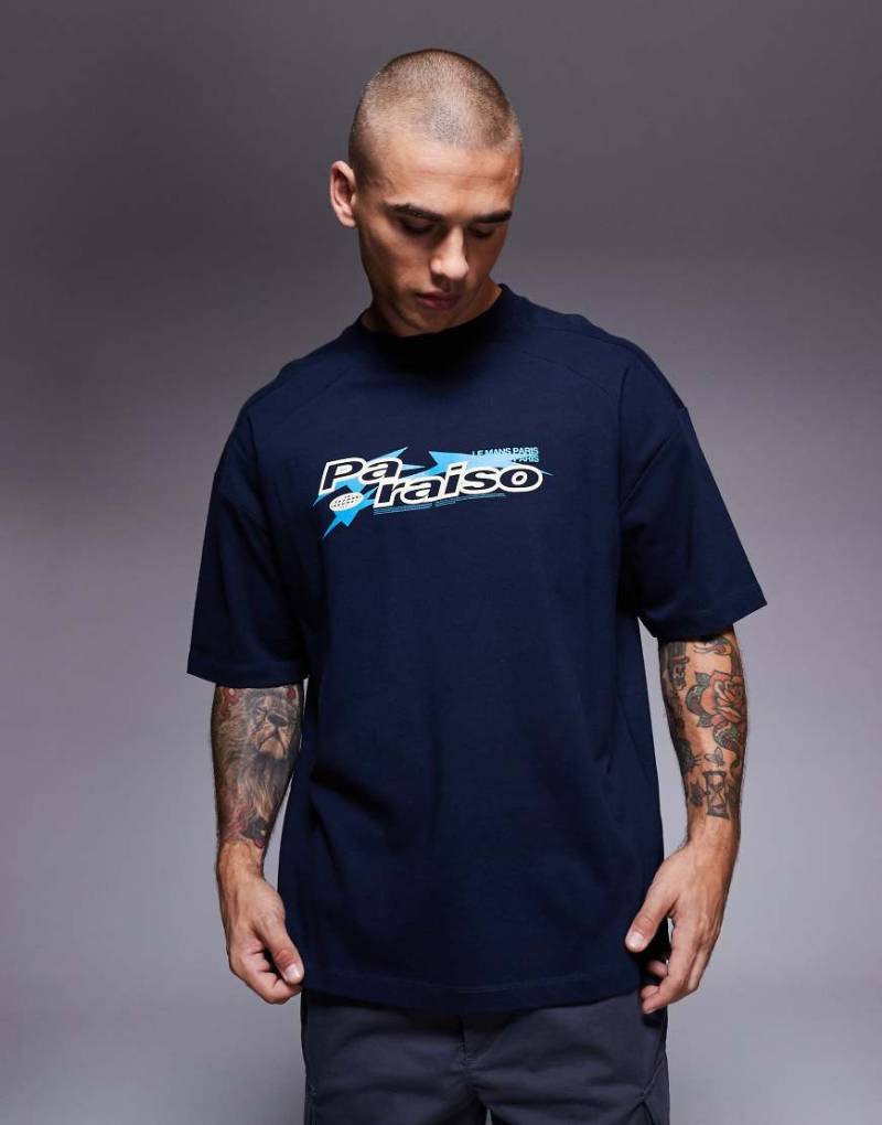 ASOS DESIGN - Schweres Oversize-T-Shirt in Marineblau mit „Paraiso"-Print und Patchwork-Detail von ASOS DESIGN