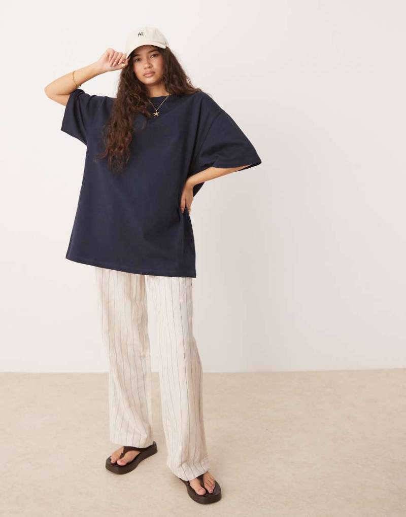ASOS DESIGN - Schweres Oversize-T-Shirt in Marineblau mit langem Schnitt von ASOS DESIGN