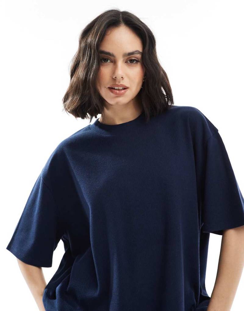 ASOS DESIGN - Schweres Oversize-T-Shirt in Marineblau mit seitlichen Schlitzen und Waffelstruktur von ASOS DESIGN