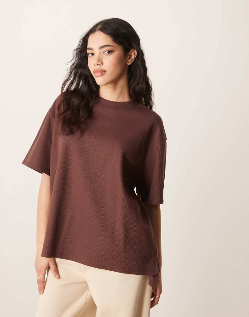 ASOS DESIGN - Schweres Oversize-T-Shirt in Schokobraun mit seitlichen Schlitzen und Waffelstruktur von ASOS DESIGN