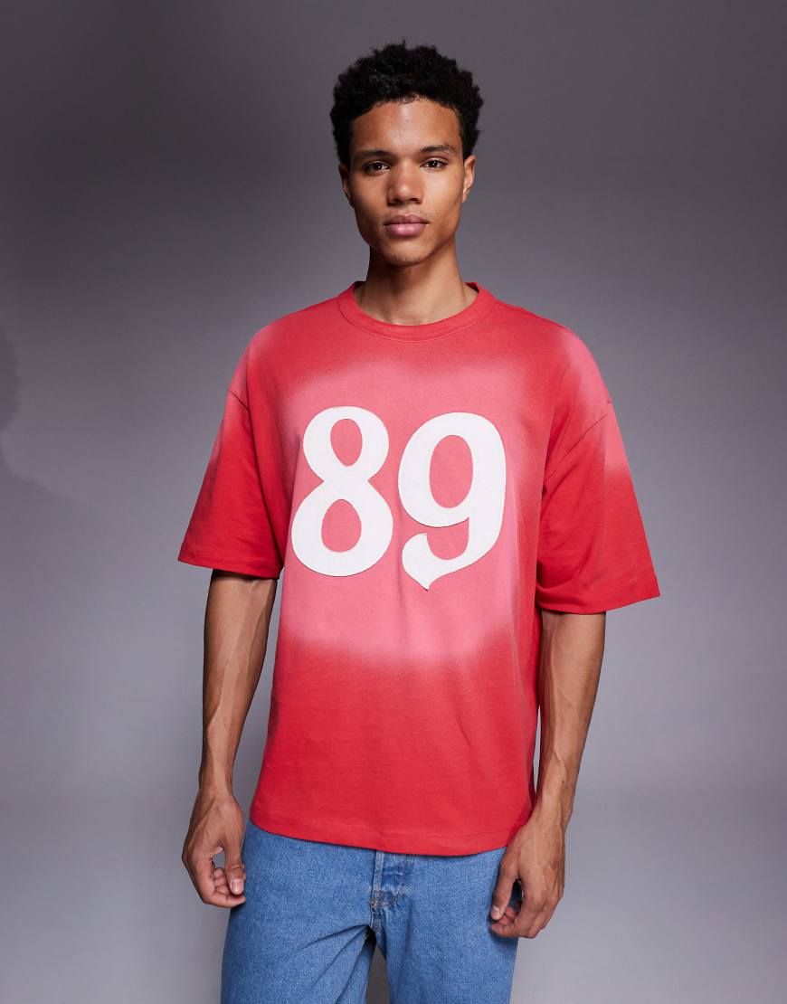 ASOS DESIGN - Schweres Oversize-T-Shirt in Spray-Waschung mit Twill-Grafikapplikation-Rot von ASOS DESIGN