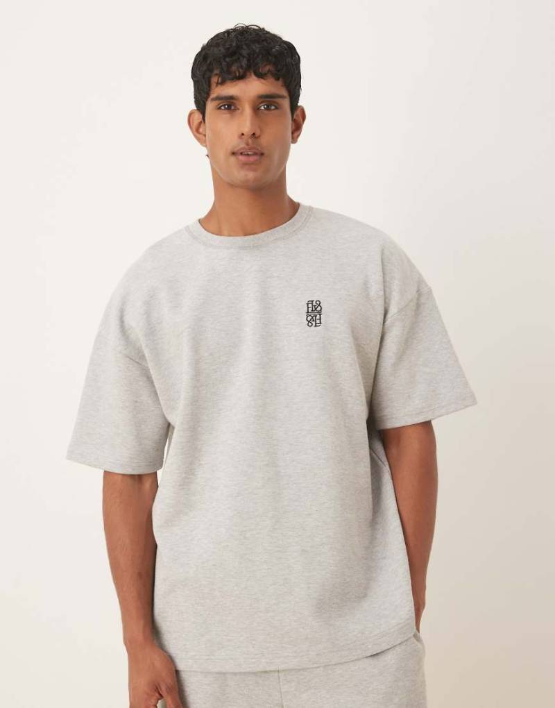 ASOS DESIGN - Schweres Oversize-T-Shirt in meliertem Grau mit Stickerei von ASOS DESIGN