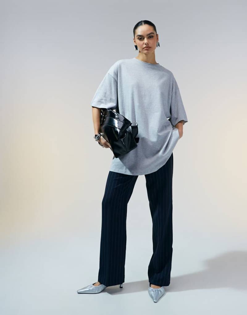 ASOS DESIGN - Schweres Oversize-T-Shirt in meliertem Grau mit langem Schnitt von ASOS DESIGN