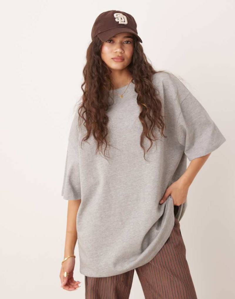 ASOS DESIGN - Schweres Oversize-T-Shirt in meliertem Grau mit langem Schnitt von ASOS DESIGN