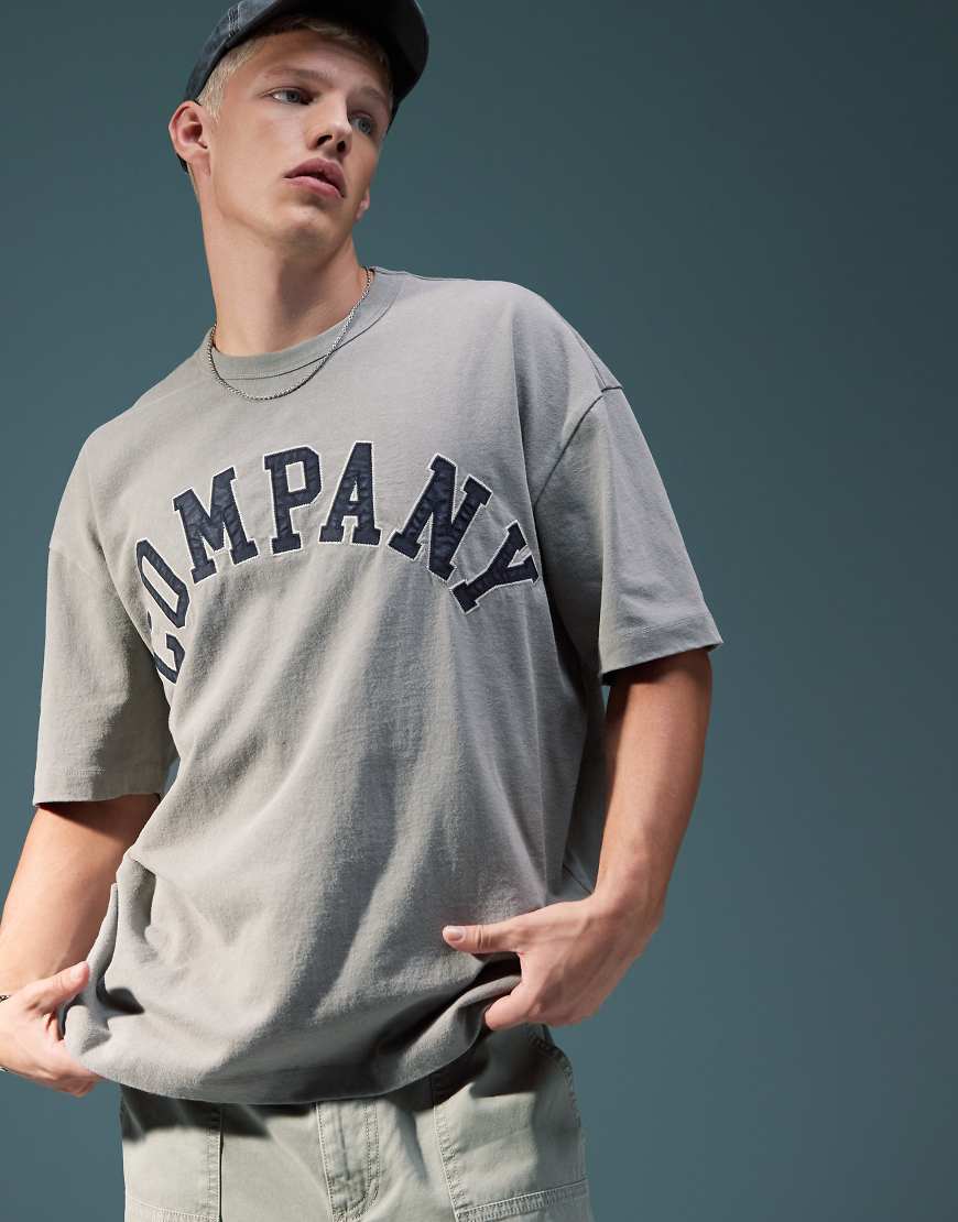 ASOS DESIGN - Schweres Oversize-T-Shirt in verwaschenem Grau mit Schriftzugapplikation, 220 g/m² von ASOS DESIGN
