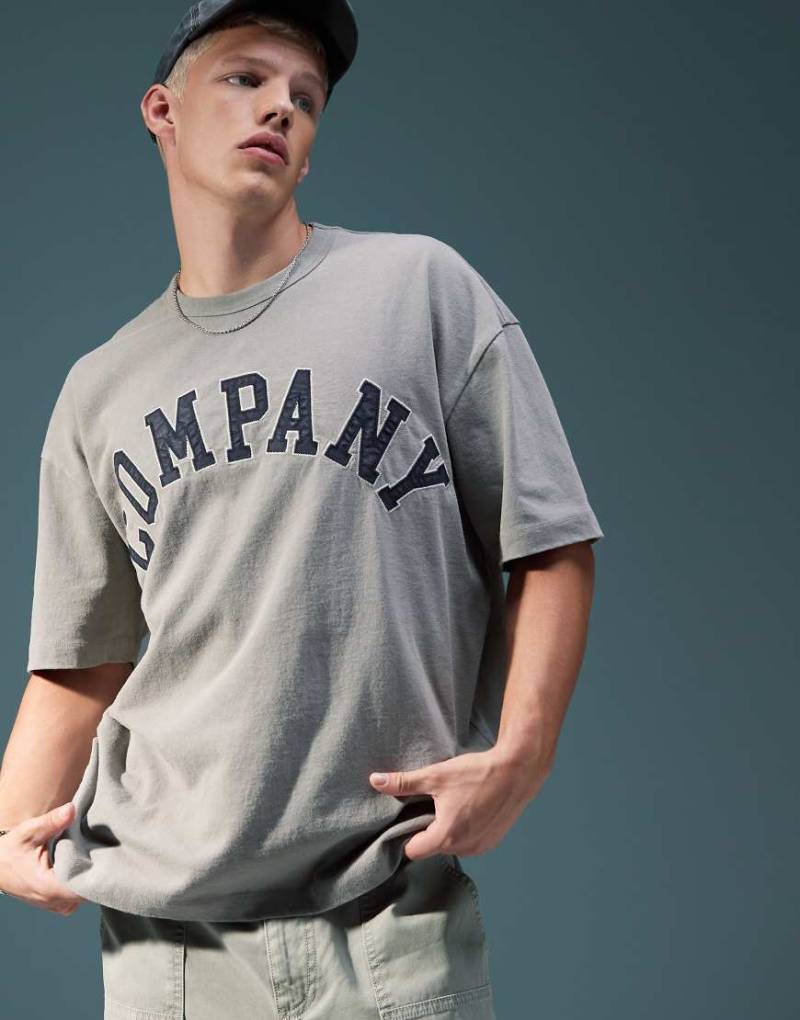 ASOS DESIGN - Schweres Oversize-T-Shirt in verwaschenem Grau mit Schriftzugapplikation, 220 g/m² von ASOS DESIGN